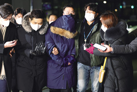 회삿돈 2215억원을 빼돌린 혐의를 받는 오스템임플란트 직원 이모 씨가 지난 6일 오전 서울 강서경찰서로 들어서고 있다. [연합]