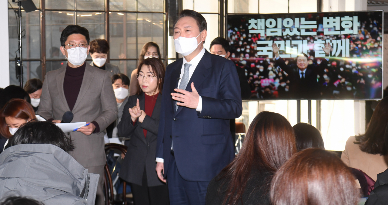 윤석열 국민의힘 대선후보가 11일 오전 서울 성동구 할아버지공장 카페에서 '진심, 변화, 책임' 신년 기자회견을 마친 뒤 취재진의 질문을 받고 있다. [헤럴드경제=이상섭 기자]