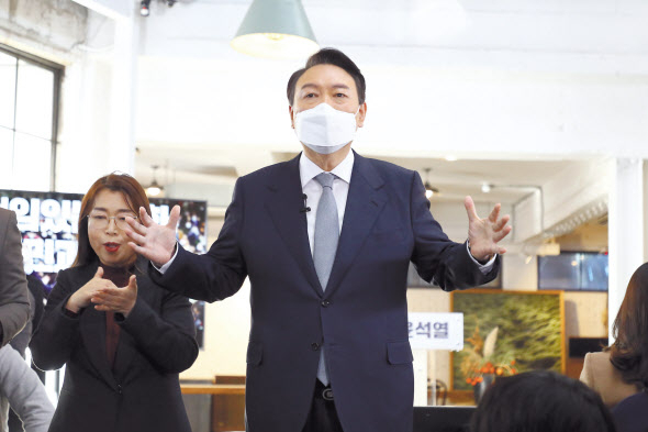 윤석열 국민의힘 대선후보가 11일 오전 서울 성동구 할아버지공장 카페에서 ‘진심, 변화, 책임’신년 기자회견을 마친 뒤 취재진의 질문을 받고 있다. [국회사진기자단]