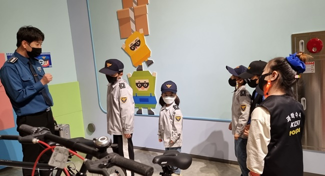 전라남도 순천만 잡월드 직업체험관에서 유.초등생들이 경찰관 체험을 하고 있다.