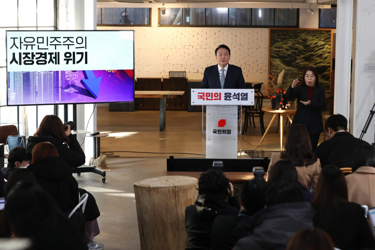 윤석열 국민의힘 대선후보가 11일 오전 서울 성동구 할아버지공장 카페에서 '진심, 변화, 책임'이란 키워드로 국가 운영 방향에 대한 신년 기자회견을 열고 있다. [이상섭 기자]