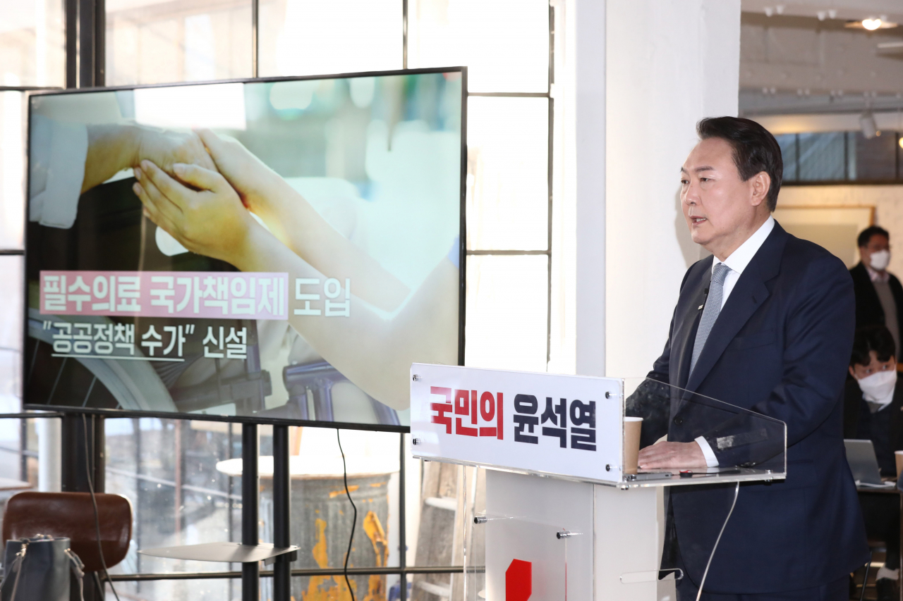 윤석열 국민의힘 대선후보가 11일 오전 서울 성동구 할아버지공장 카페에서 '진심, 변화, 책임'이란 키워드로 국가 운영 방향에 대한 신년 기자회견을 열고 있다. [이상섭 기자]