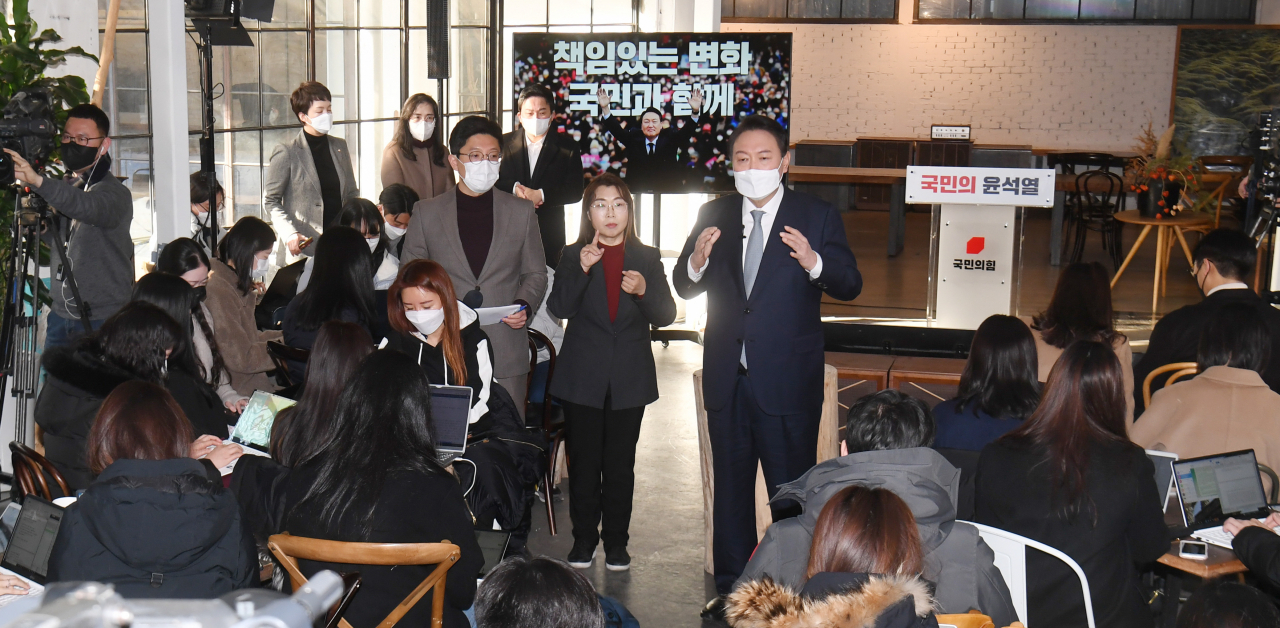 윤석열 국민의힘 대선후보가 11일 오전 서울 성동구 할아버지공장 카페에서 '진심, 변화, 책임' 신년 기자회견을 마친 뒤 취재진의 질문을 받고 있다. [이상섭 기자]