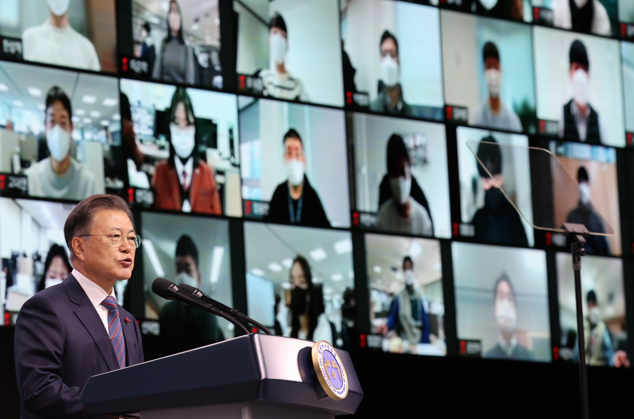 문재인 대통령이 11일 오전 경북 구미시 구미컨벤션센터에서 열린 구미형 일자리 LG BCM 공장 착공식에서 인사말을 하고 있다. [연합]