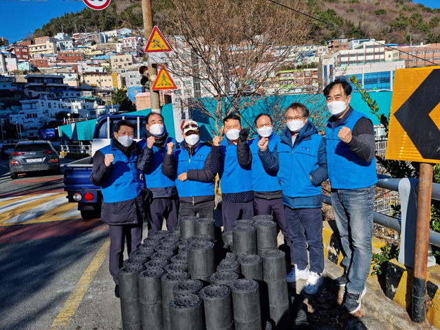 한국철도 부산경남본부 사랑의 연탄나눔 활동 모습 [한국철도 부산경남본부 제공]