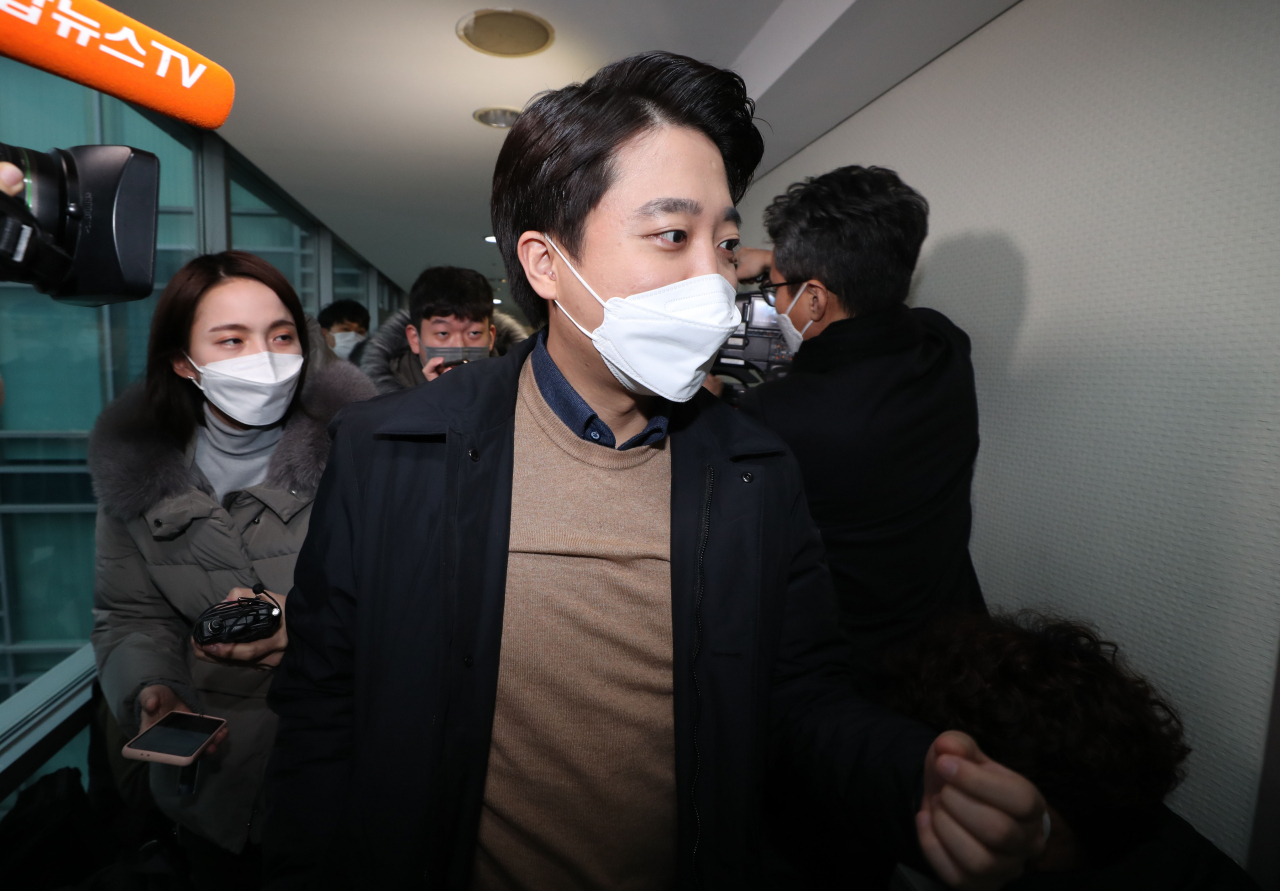 이준석 국민의힘 대표가 김종인 전 총괄선대위원장과의 면담을 위해 10일 오후 서울 종로구에 위치한 김 전 위원장의 사무실로 들어서고 있다. [연합]