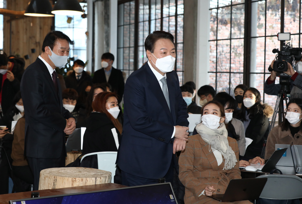 윤석열 국민의힘 대선후보가 11일 오전 서울 성동구 할아버지공장 카페에서 열린 '진심, 변화, 책임' 신년 기자회견에 참석하고 있다. [연합]