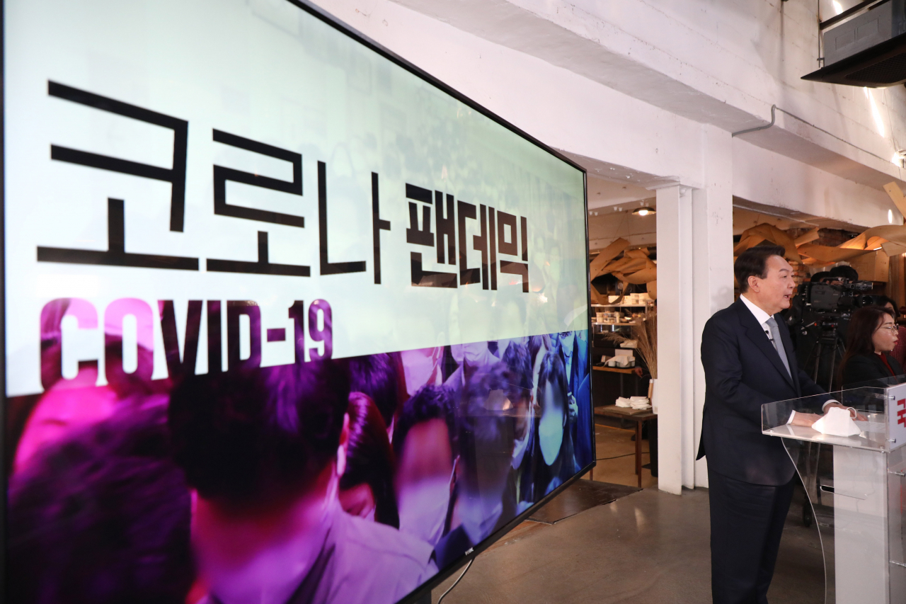 국민의힘 윤석열 대선후보가 11일 오전 서울 성동구 할아버지공장 카페에서 '진심, 변화, 책임'이란 키워드로 국가 운영 방향에 대한 신년 기자회견을 열고 있다. [연합]