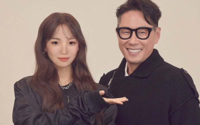 미스틱스토리의 대표 프로듀서인 윤종신(오른쪽)과 가상인간 래아(왼쪽)가 기념촬영을 하고 있다. [LG전자 제공]