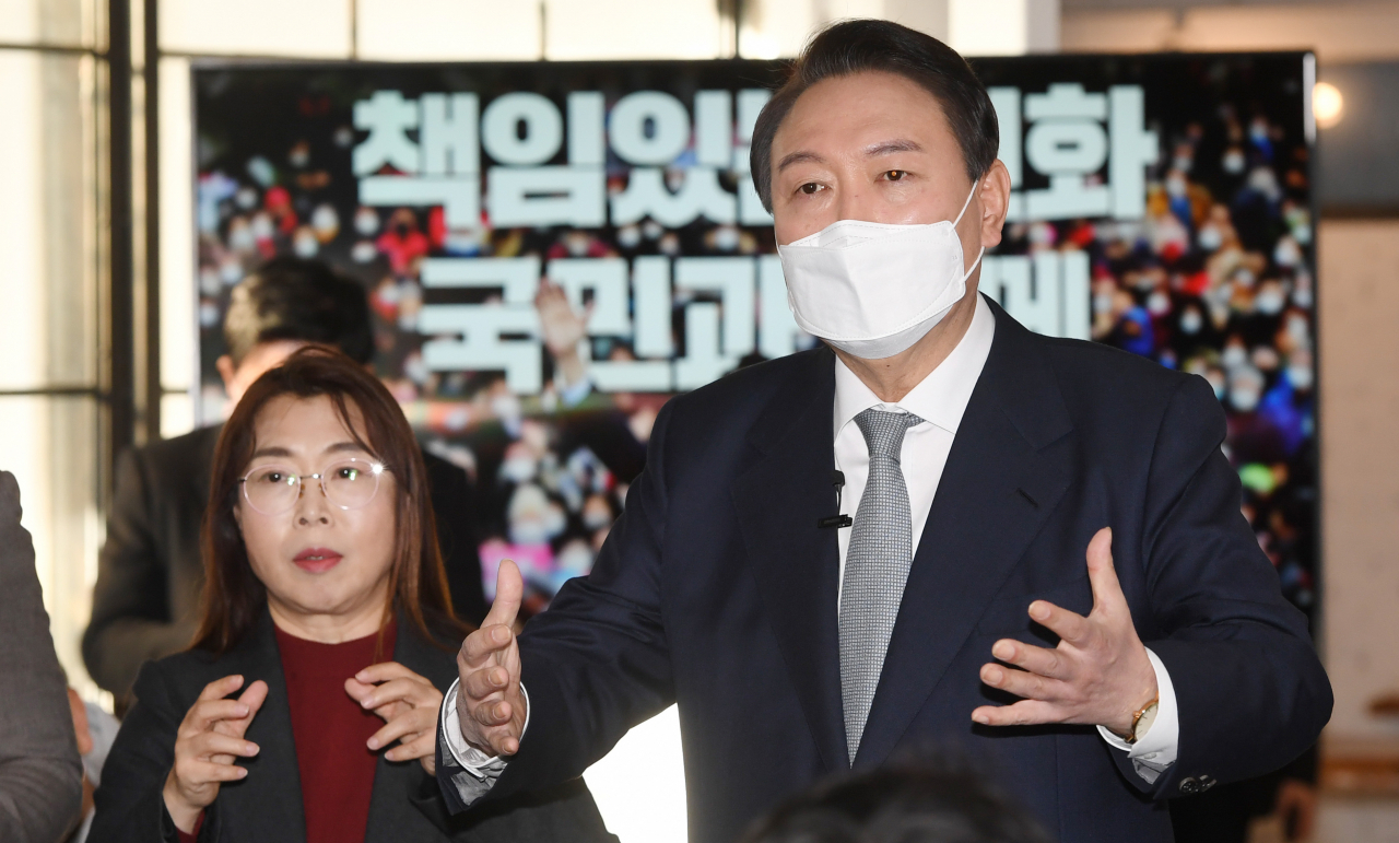 윤석열 국민의힘 대선후보가 11일 오전 서울 성동구 할아버지공장 카페에서 '진심, 변화, 책임' 신년 기자회견을 마친 뒤 취재진의 질문을 받고 있다. [헤럴드경제=이상섭 기자]