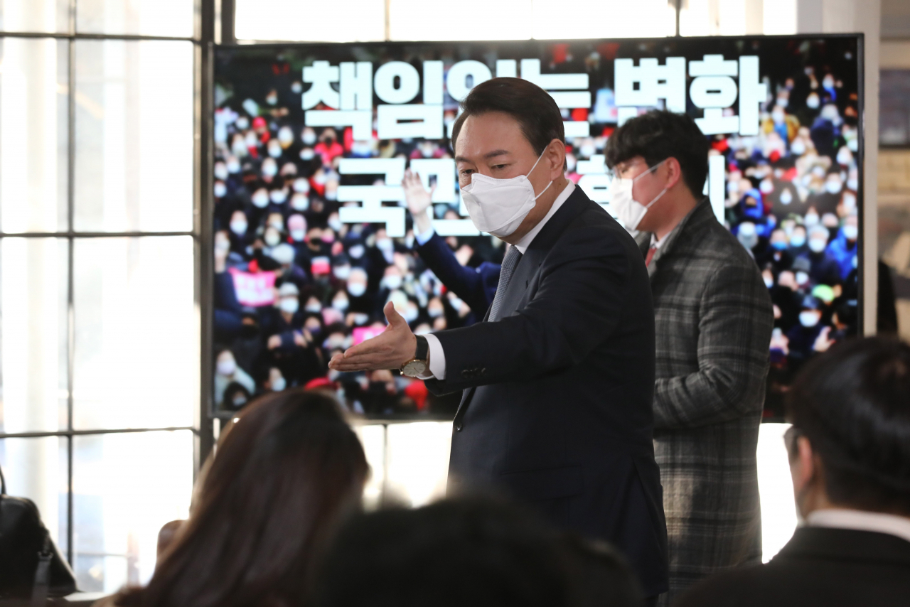 윤석열 국민의힘 대선후보가 11일 오전 서울 성동구 할아버지공장 카페에서 '진심, 변화, 책임' 신년 기자회견을 마친 뒤 취재진의 질문을 받고 있다. [국회사진기자단]