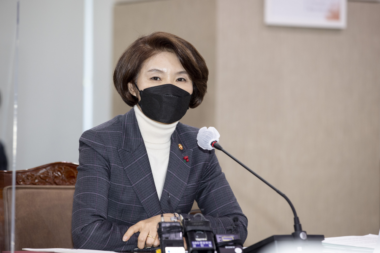 한정애 환경부장관이 11일 오전 정부세종청사에서 환경부 출입기자단 간담회에 참석해 모두발언을 하고 있다. [환경부 제공]
