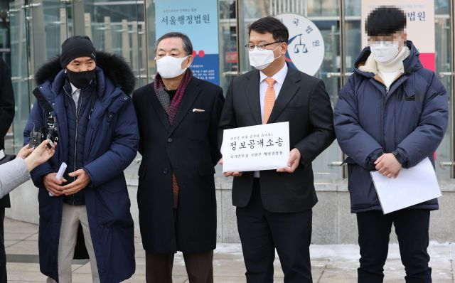북한군에 피격된 해수부 공무원 이모씨 유가족 등이 지난해 1월 서울 서초구 서울행정법원 앞에서 열린 기자회견에서 발언하고 있다. [연합]