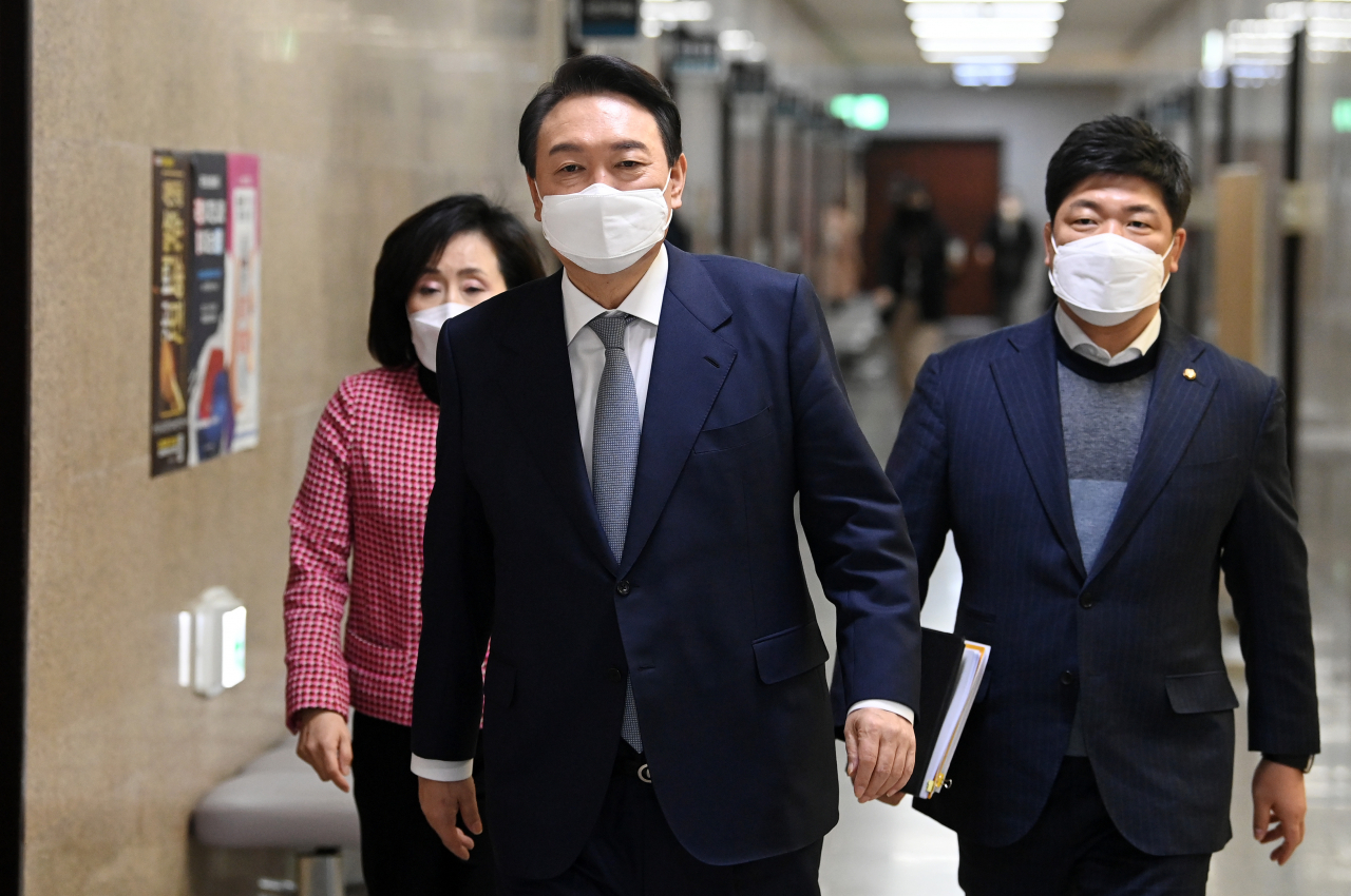 윤석열 국민의힘 대선후보가 11일 오후 서울 여의도 국회에서 열린 '코로나19 실내공기 과학적 방역관리 방안과 대안 모색 토론회'에 참석하고 있다. 이상섭 기자