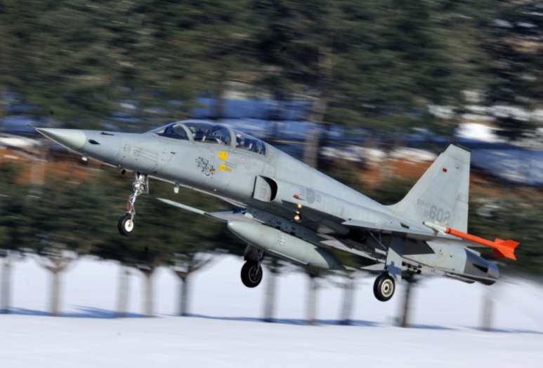 공군은 11일 오후 1시33분께 공군 수원기지에서 이륙한 ‘F-5E’ 1대가 상승 중 추락했다고 밝혔다. 자료사진. [헤럴드경제DB]