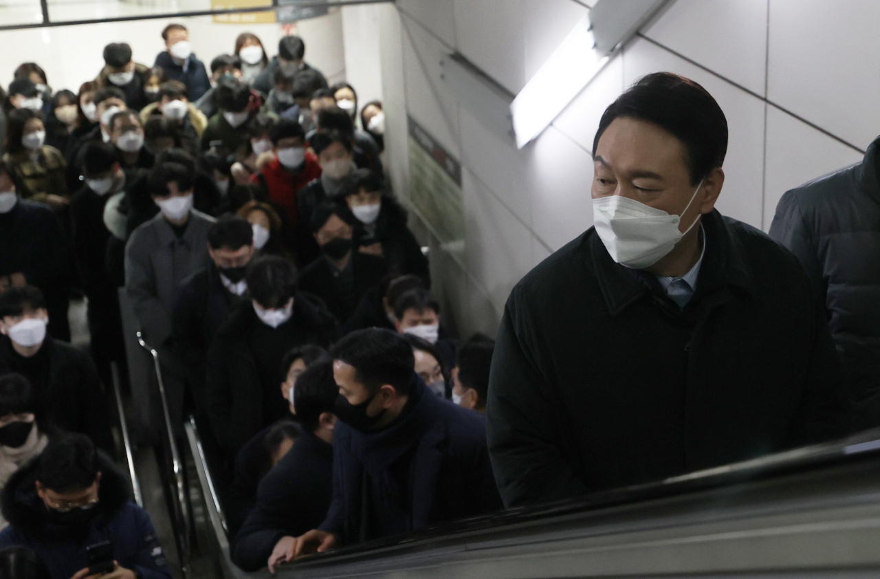 Presidential nominee Yoon Suk-yeol of the main opposition People Power Party travels to the party`s office in Yeouido, western Seoul, on Friday as part of his campaign efforts. (Joint Press Corps)