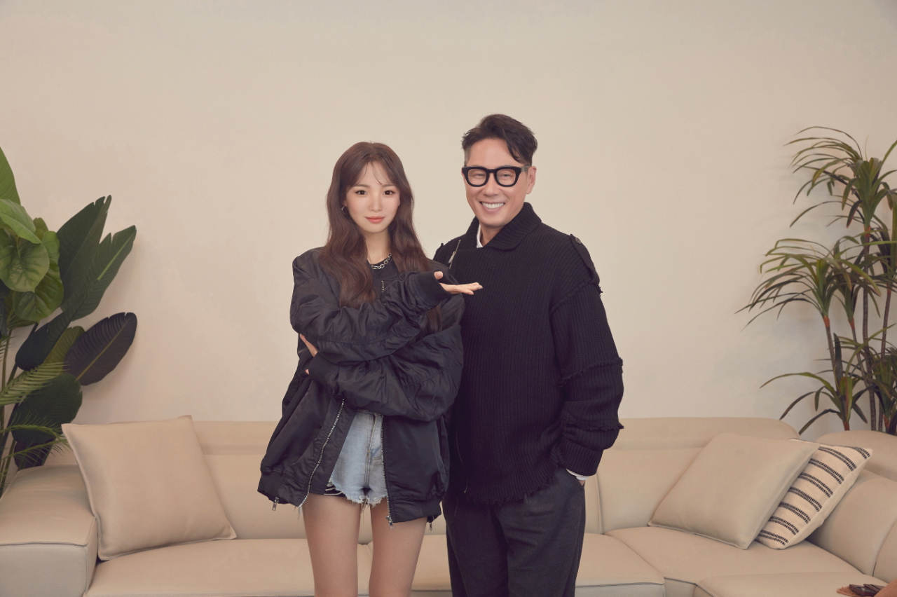 LG전자와 미스틱스토리가 가상인간 ‘래아’의 뮤지션 데뷔를 위한 업무협약(MOU)을 체결했다. 미스틱스토리의 대표 프로듀서인 윤종신(오른쪽)과 래아(왼쪽)가 기념촬영을 하고 있다. [LG전자 제공]