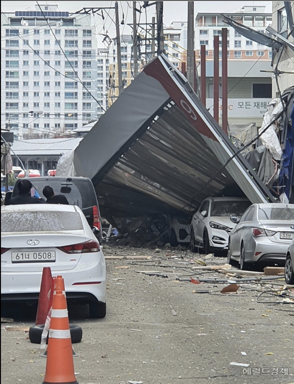 외벽 붕괴사고로 시멘트 등 건설자재들이 인근에 주차된 차량을 덮쳤다.