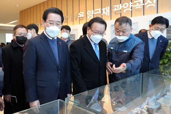 김부겸 국무총리(가운데)와 김영록 전남지사(왼쪽)가 11일 포스코케미칼 민경준 대표로부터 브리핑을 받고 있다.