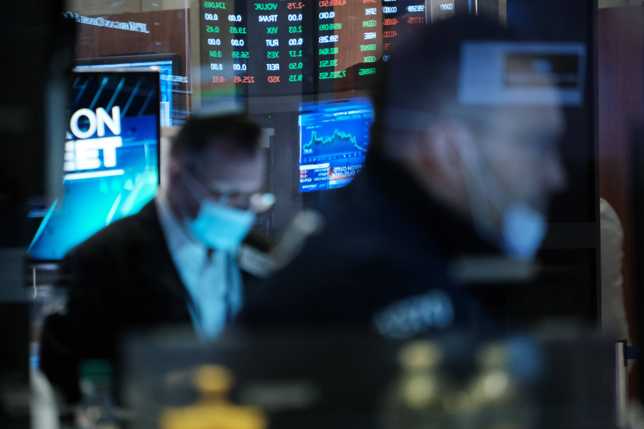뉴욕증권거래서(NYSE)에서 직원이 11일(현지시간) 업무를 보고 있다. [AFP]