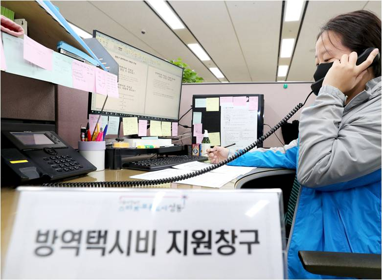 서울 성동구가 코로나19 재택치료자의 동거가족을 위한 전용 안심숙소를 운영한다고 12일 밝혔다. 사진은 성동구 방역택시비 지원창구에서 공무원이 전화를 받고 있는 모습. [성동구 제공]