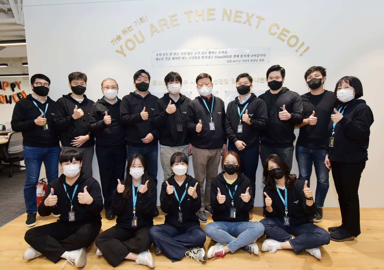 [사진=12일 서울 종로구 저스트코 공유오피스에서 편정범 교보생명 대표이사 사장(윗줄 오른쪽 5번째), 허금주 신성장추진담당 전무(윗줄 맨 오른쪽)와 교보생명 사내벤처 프로그램에 참여한 팀원들이 기념촬영을 하고 있다.]