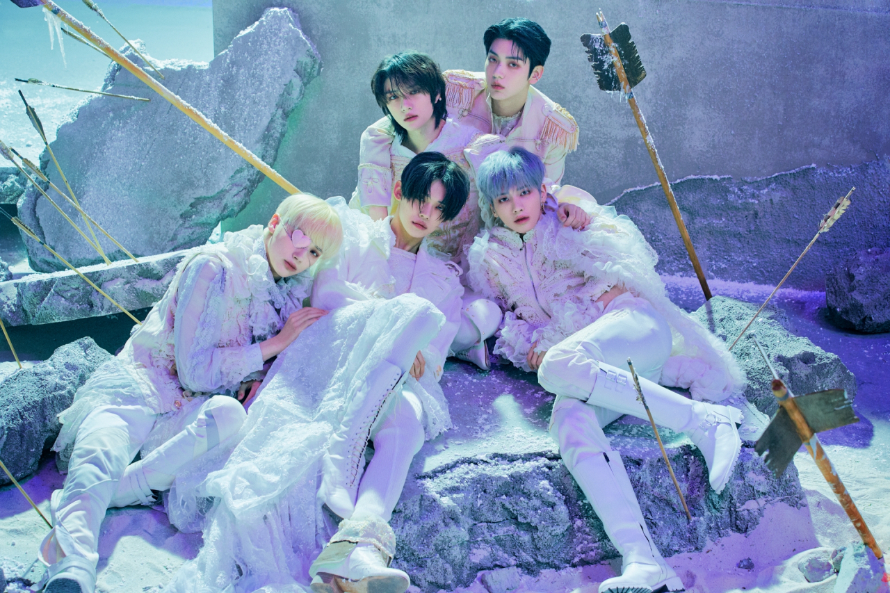 BTS 동생으로 불리는 투모로우바이투게더(투바투)가 코리아그랜드세일을 지구촌에 알린다.