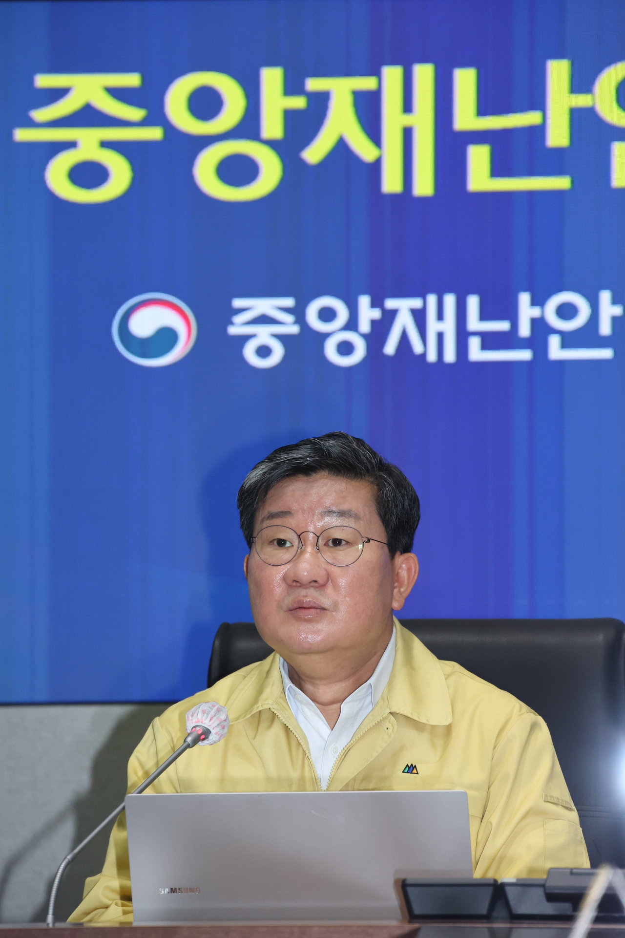 전해철 중대본 제2차장(행정안전부 장관)이 12일 오전 정부서울청사 중앙재난안전대책본부 서울상황센터에서 열린 코로나19 대응 중대본 회의에서 발언하고 있다. [연합]