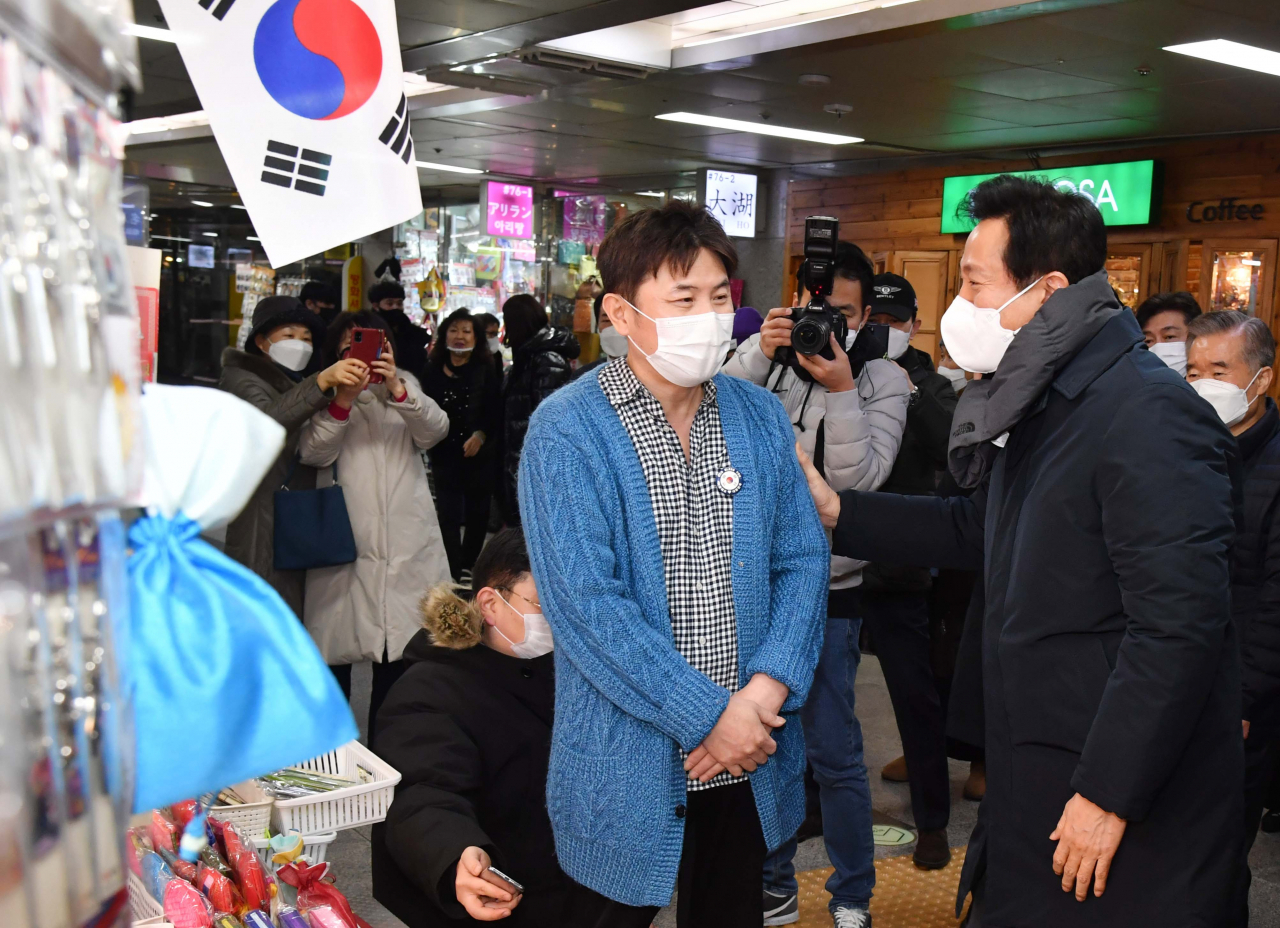 오세훈(오른쪽) 서울시장이 11일 서울 중구 소공동 소공지하상가를 방문해 상인과 대화하고 있다. [서울시 제공]