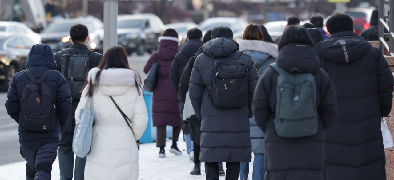 추운 날씨에 몸을 움츠린 채 걷고 있는 시민들. [연합]
