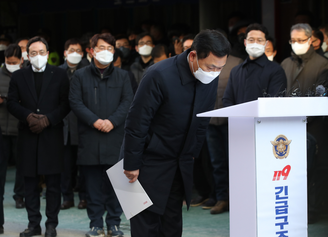 현대산업개발 유병규 대표이사 가 12일 오전 광주 서구 화정동 신축 아파트 외벽 붕괴사고 현장 부근에서 사과문 발표에 앞서 고개를 숙이는 모습. 연합뉴스