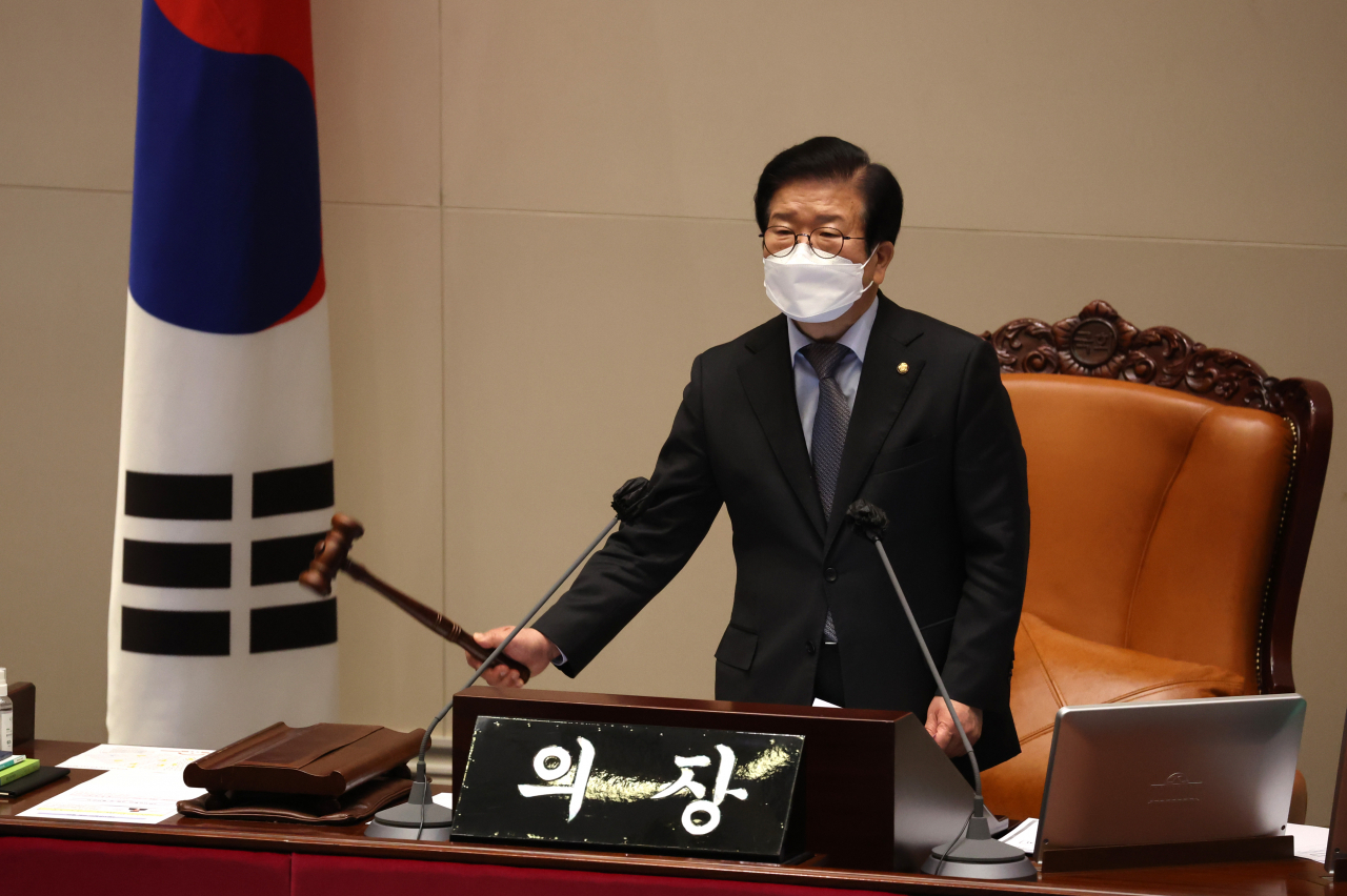 박병석 국회의장이 지난 11일 국회 본회의에서 정당에 가입할 수 있는 연령을 현행 만 18세에서 만 16세로 낮추는 내용의 정당법 개정안 등 상정된 법안을 의결하고 있다. [사진=이상섭 기자]