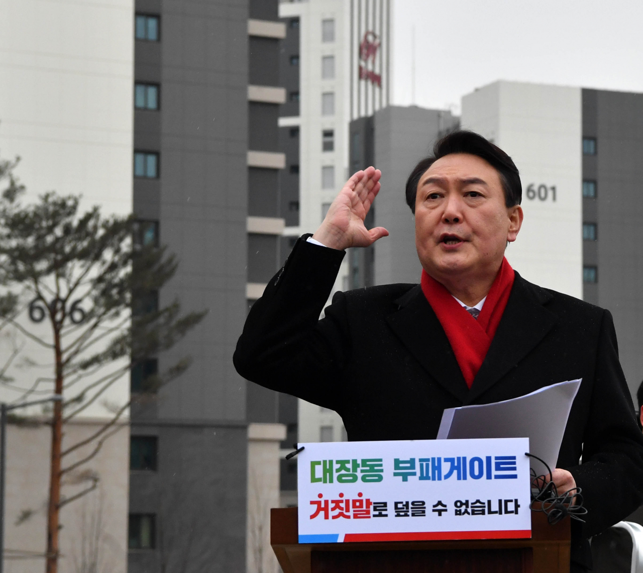 윤석열 국민의힘 대선후보가 지난달 27일 경기 성남 분당구 대장동 현장을 방문해 특검 수사를 촉구하는 모습. [연합]
