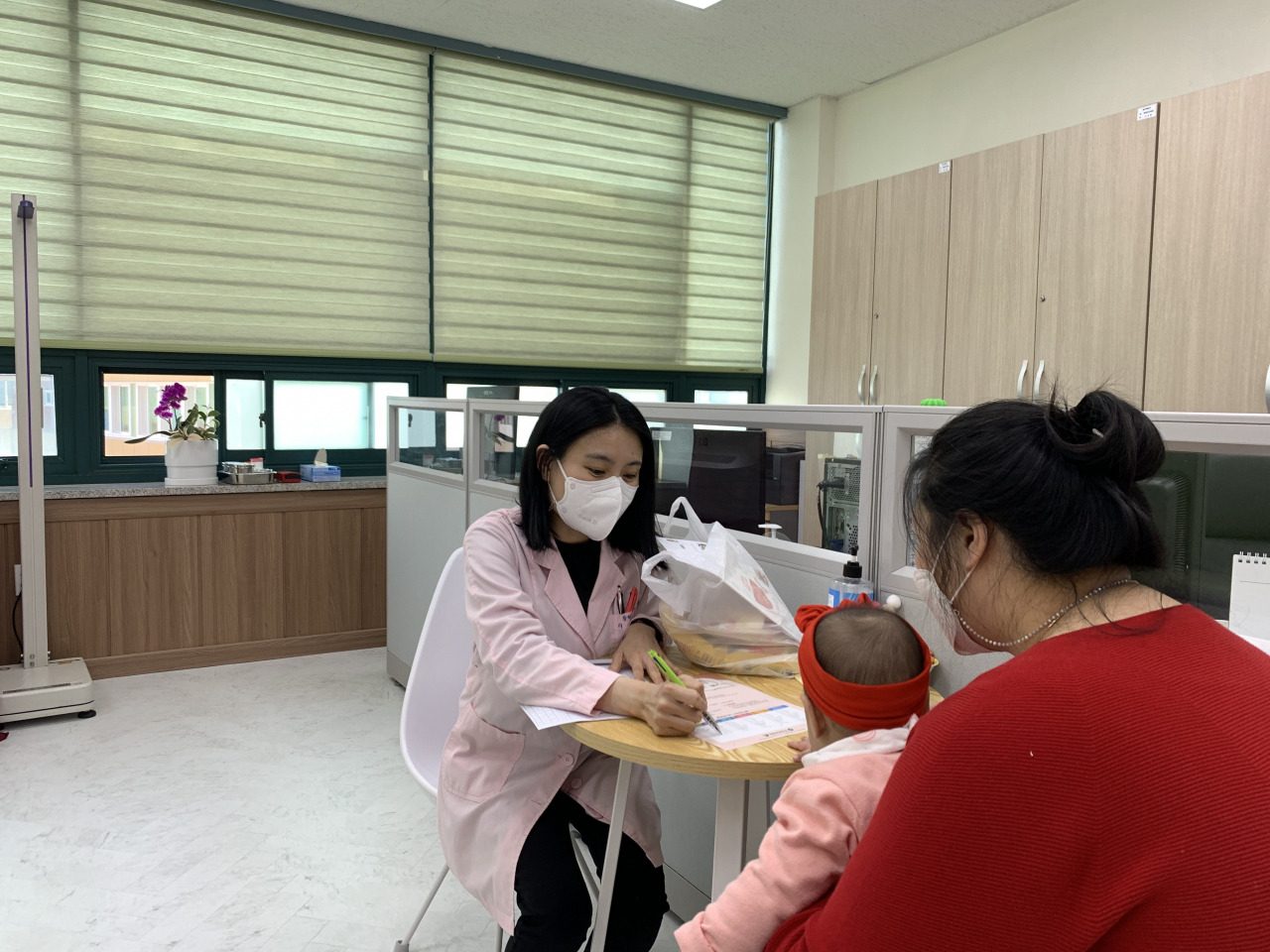보건소에서 신생아 관련 상담 장면
