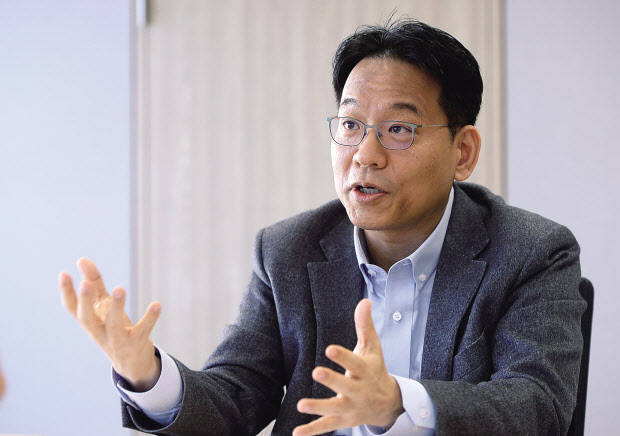 윤성로 4차산업혁명위원회 위원장이 서울 광화문 4차산업혁명위원회 집무실에서 진행된 인터뷰에서 지난해 주요 성과와 올해 중점 추진사항에 대해 설명하고 있다. 이상섭 기자