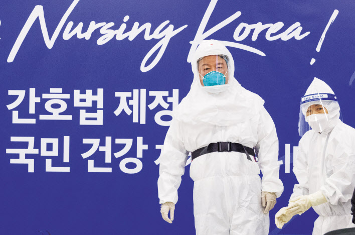 윤석열 국민의힘 대선 후보가 11일 서울 중구 대한간호협회를 방문, 레벨D방호복을 입고 코로나위기대응 간호사 간담회에 참석하고 있다.[국회사진기자단]