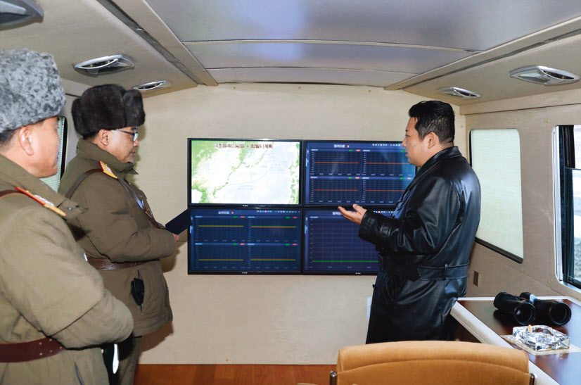 북한 노동당 기관지 노동신문은 김정은 국무위원장이 참관한 가운데 국방과학원이 11일 극초음속미사일 시험발사를 진행했다고 보도했다. [평양 노동신문=뉴스1]
