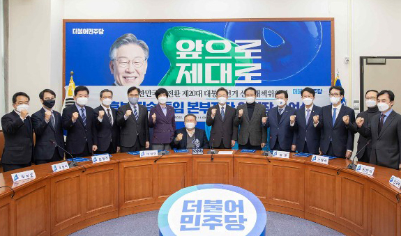 이재명 더불어민주당 대선 후보가 지난 11일 국회 당대표실에서 중진 의원 13명에게 ‘특임 본부장’ 임명장을 전달했다. [사진제공=민주당]