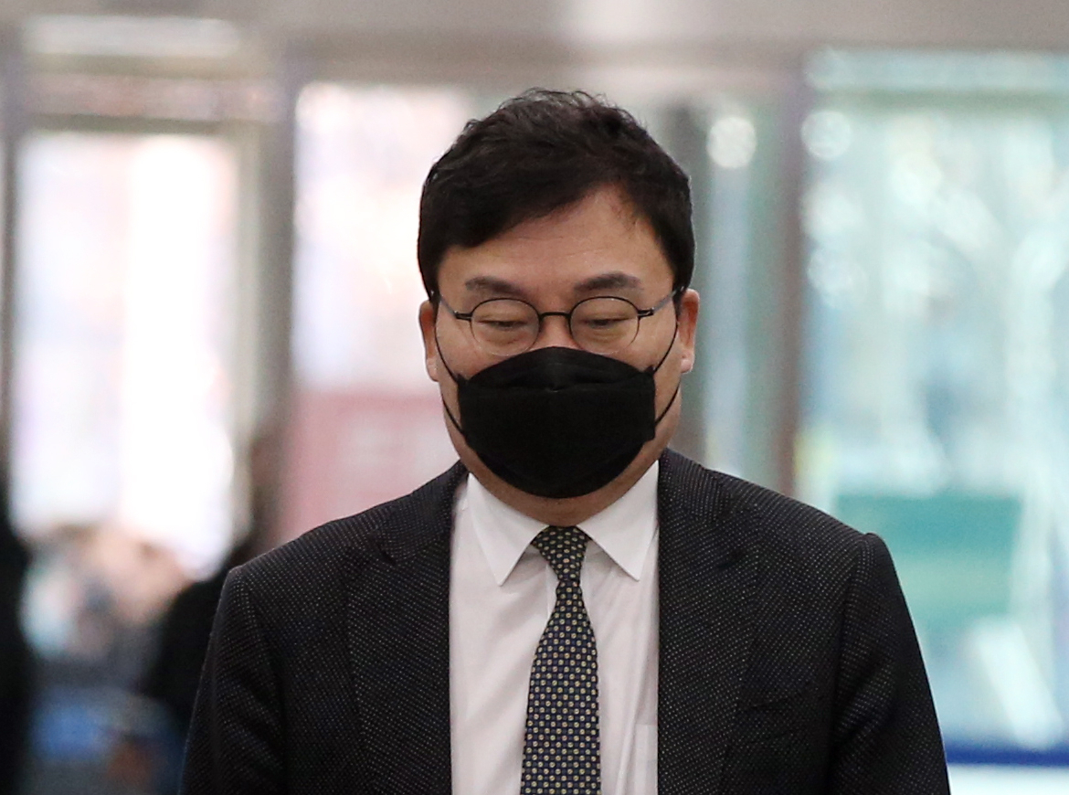 550억원대 이스타항공 횡령·배임 혐의를 받는 무소속 이상직(전북 전주을) 의원이 지난 1월 12일 선고 공판을 앞두고 전주지법에 출석하고 있다. [연합]
