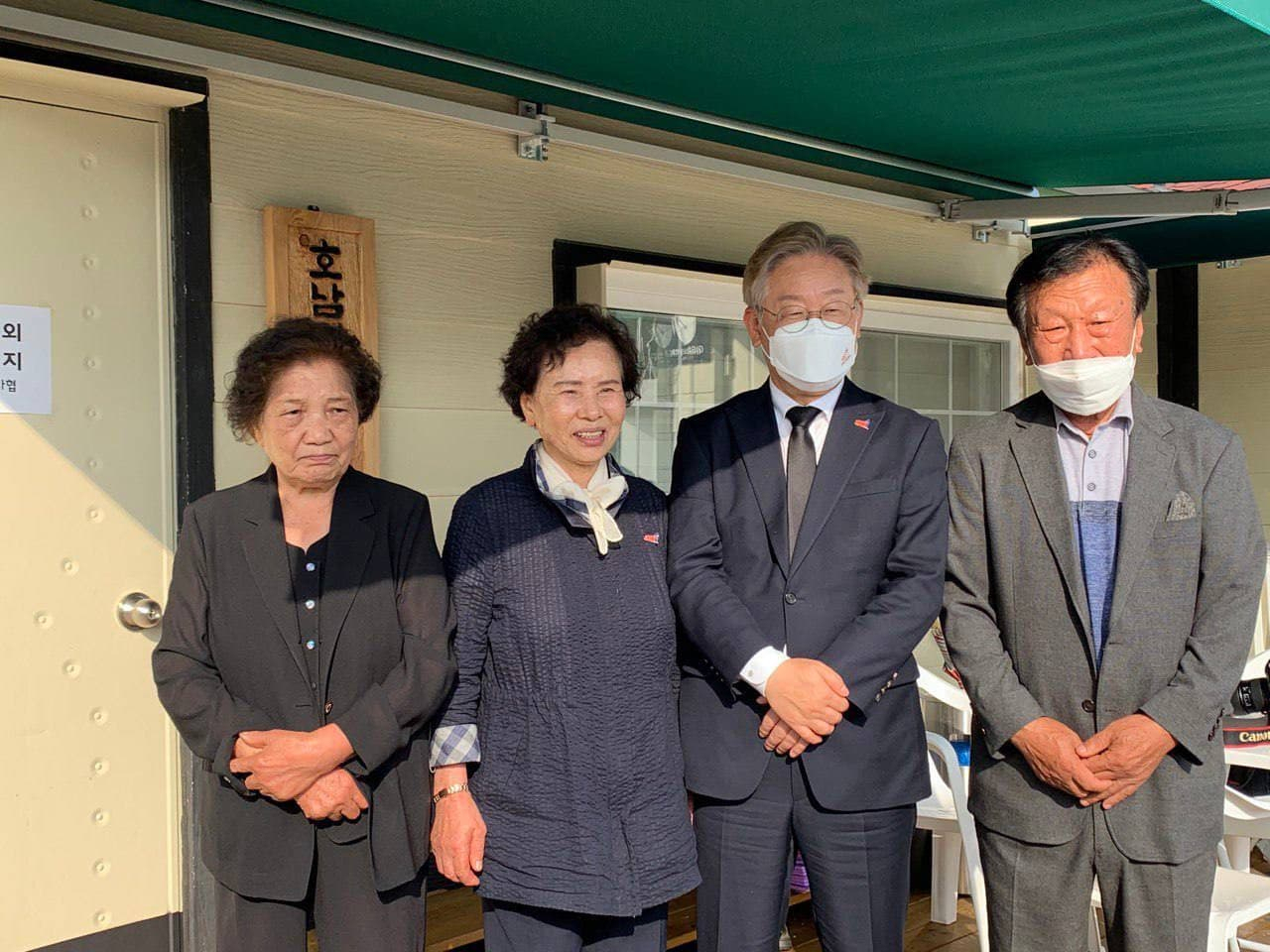 지난해 5·18 기념일에 만나 민주화 운동 유족과 기념촬영 중인 이재명 더불어민주당 대선후보.