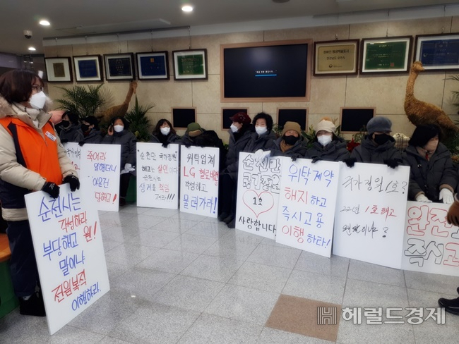 순천만국가정원 계약직 직원들이 올 초 순천시청 로비에서 복직을 요구하며 농성을 벌이고 있다. [헤럴드DB]
