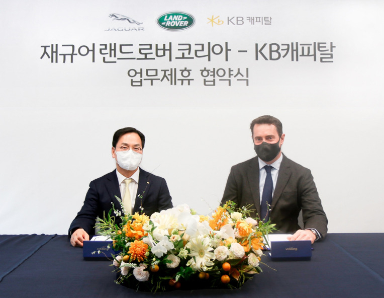 KB캐피탈은 11일 서울 을지로 재규어 랜드로버 코리아 본사에서 전속 금융사 제휴 연장계약을 체결했다. 황수남(사진 왼쪽) KB캐피탈 대표이사와 로빈 콜건(Robin Colgan) 재규어 랜드로버 코리아 대표이사가 체결식 이후 기념촬영을 하고 있다.[KB캐피탈 제공]