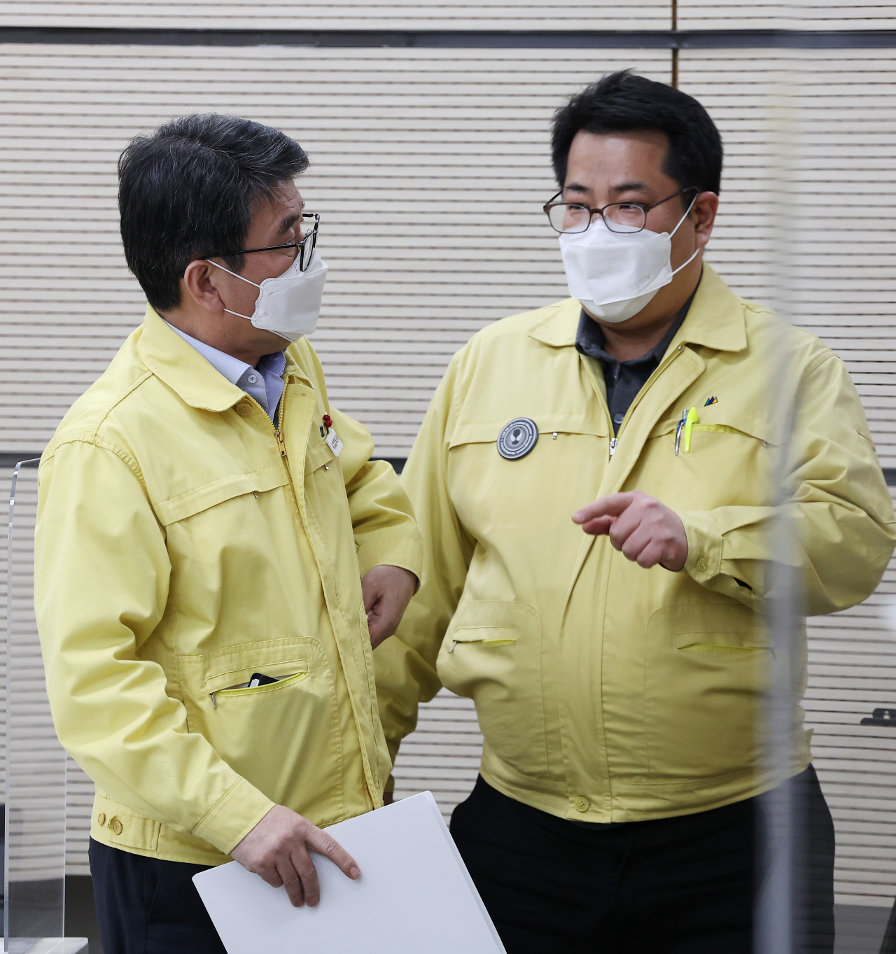 류근혁 보건복지부 2차관(왼쪽)과 손영래 중앙사고수습본부 사회전략반장이 12일 오전 세종시 정부세종청사에서 열린 코로나19 먹는 치료제인 화이자사의 '팍스로비드' 도입과 관련한 상세 브리핑에 앞서 대화하고 있다. [연합]