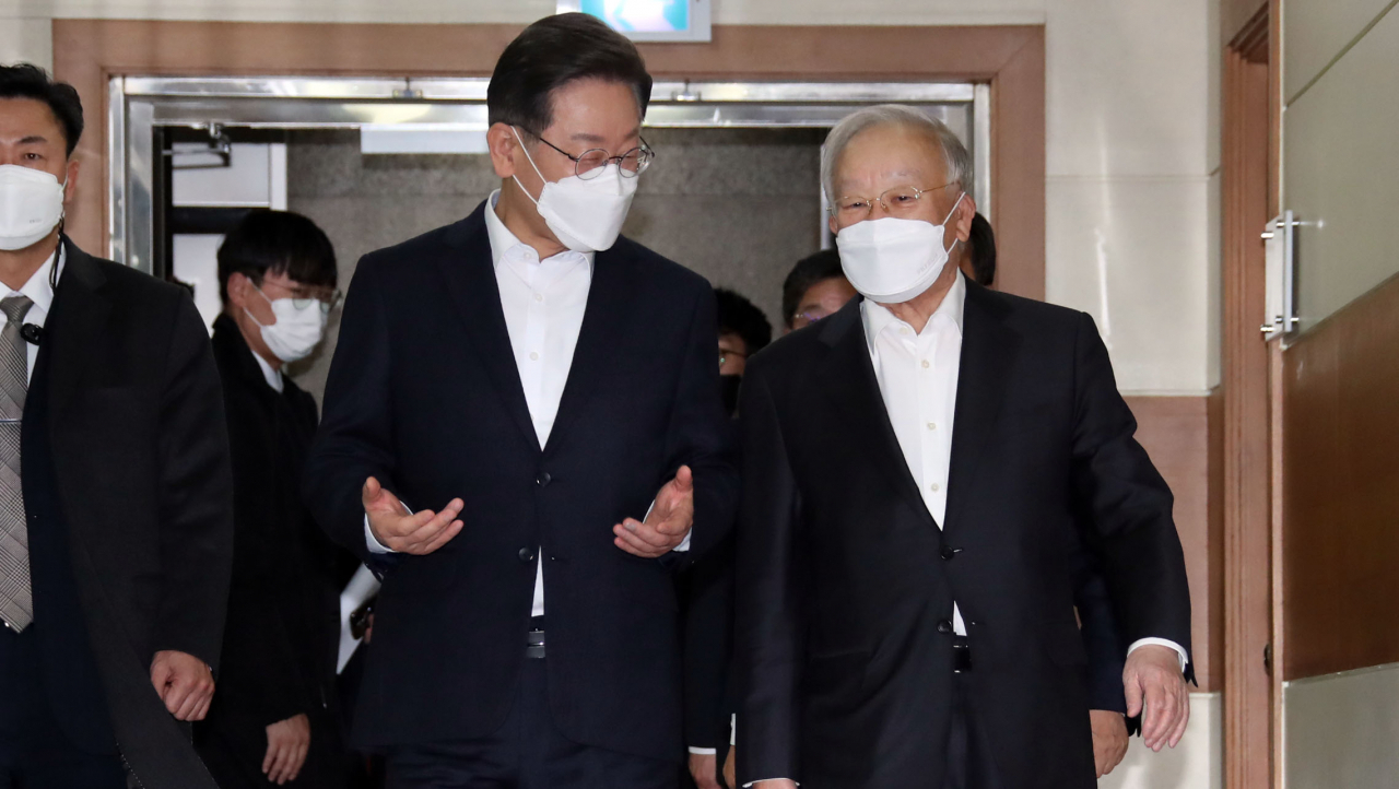 더불어민주당 이재명 대선 후보(왼쪽)가 12일 오후 서울 마포구 한국경영자총연합회에서 열린 10대 그룹 CEO 토크 "넥타이 풀고 이야기 합시다"에 손경식 경총회장과 함께 참석하고 있다.[연합]