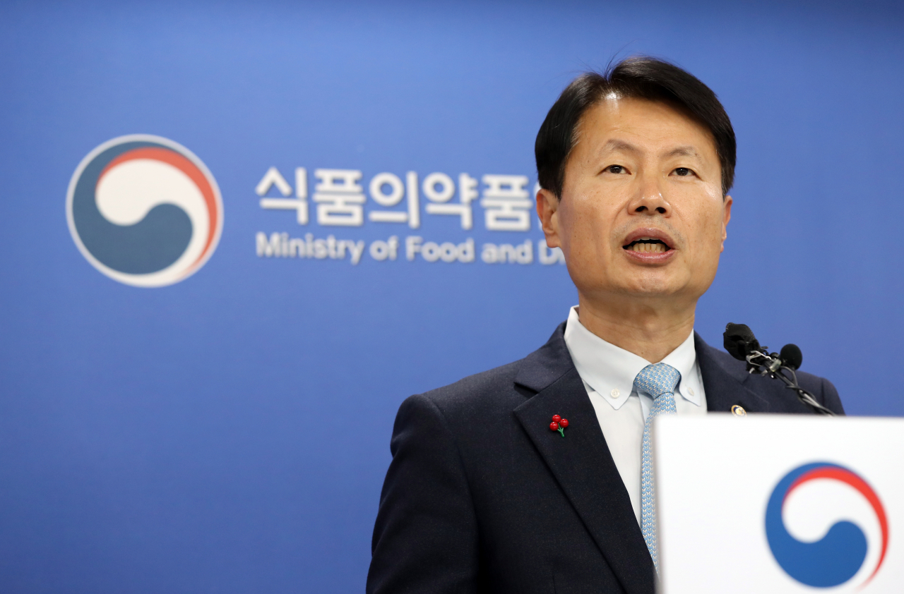 김강립 식품의약품안전처장이 12일 노바백스 신종 코로나바이러스 감염증(코로나19) 백신을 허가하겠다고 발표하고 있다. 연합뉴스