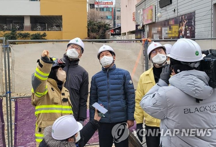 안경덕 고용노동부 장관(가운데)이 12일 광주의 신축 아파트 공사 붕괴사고 현장을 방문해 사고 수습 상황을 점검하고 있다. [연합]