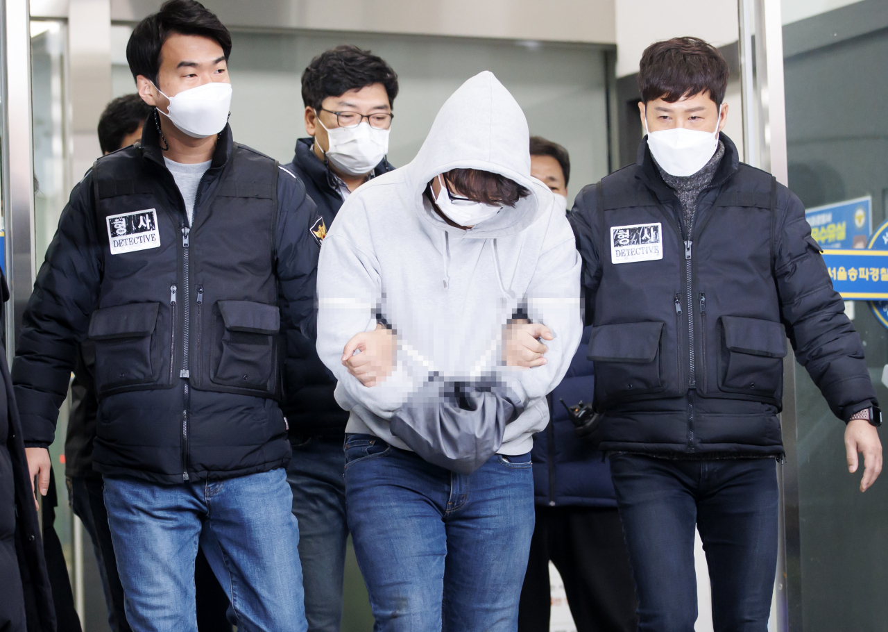 성폭력 피해자의 집에 찾아가 피해자 가족을 살해한 혐의를 받는 이석준이 지난달 17일 오전 서울 송파경찰서에서 나와 검찰로 송치되고 있다. [연합]