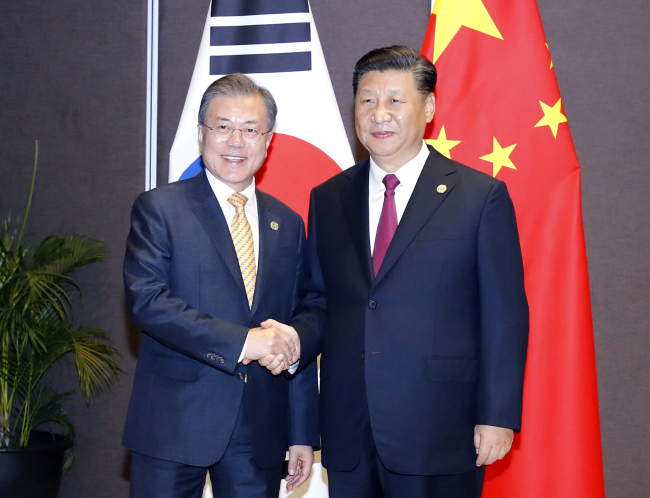 지난 2019년 11월 아시아태평양경제협력체(APEC) 정상회의 참석차 파푸아뉴기니를 찾은 문재인 대통령이 포트모르즈비 시내 스탠리 호텔에서 시진핑(習近平) 중국 국가주석을 만나 정상회담을 하기에 앞서 악수를 하고 있다. [연합]