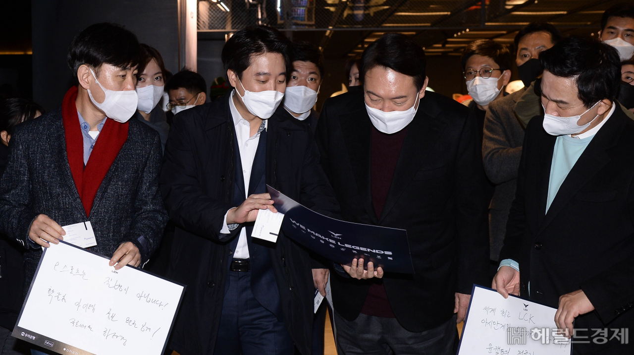 [헤럴드경제=이상섭 기자] 윤석열 국민의힘 대선 후보와 이준석 당대표가 12일 서울시 종로구 그랑서울 타워1에서 열린 2022LCK스프링 개막전을 관전하기 위해 줄을 서 있다. (좌로부터 하태경 국민의힘 게임특별위원장,이준석 당대표, 윤석열 대선후보, 원희룡 정책본부장)