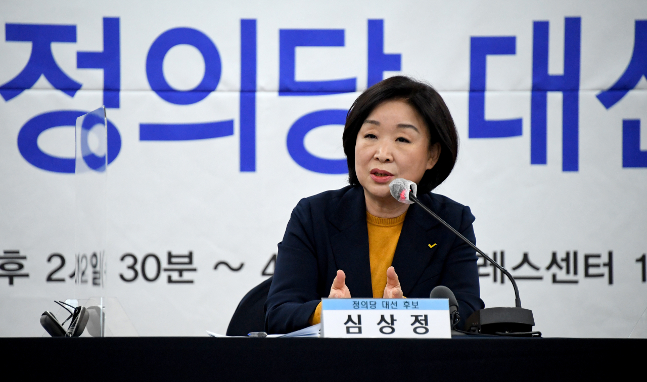심상정 정의당 대선후보가 12일 오후 서울 중구 한국프레스센터에서 열린 한국기자협회 초청 토론회에서 패널들의 질문에 답하고 있다. [연합]